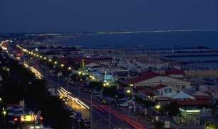 Die Küste der Versilia bei Nacht, Sicht auf Marina di Massa